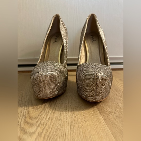 Gently Worn SZ 9 Elegant Gold Women's Heels - Picture 1 of 7